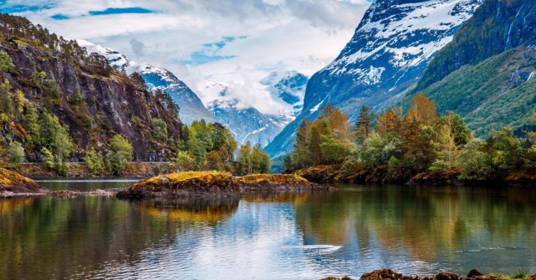 Ghid Complet pentru Drumeții: Trasee Ușoare și Avansate în România Ghid Complet pentru Drumeții