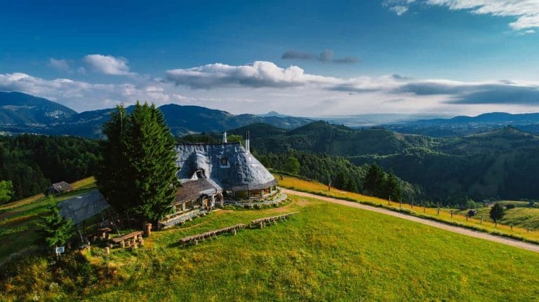 Cazare confortabilă în mijlocul naturii – Ghid pentru weekenduri montane Cazare confortabilă în natură – Weekend montan