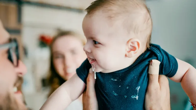 Diaree și vărsături la bebeluși: ce trebuie să știe părinții Diaree și vărsături la bebeluși