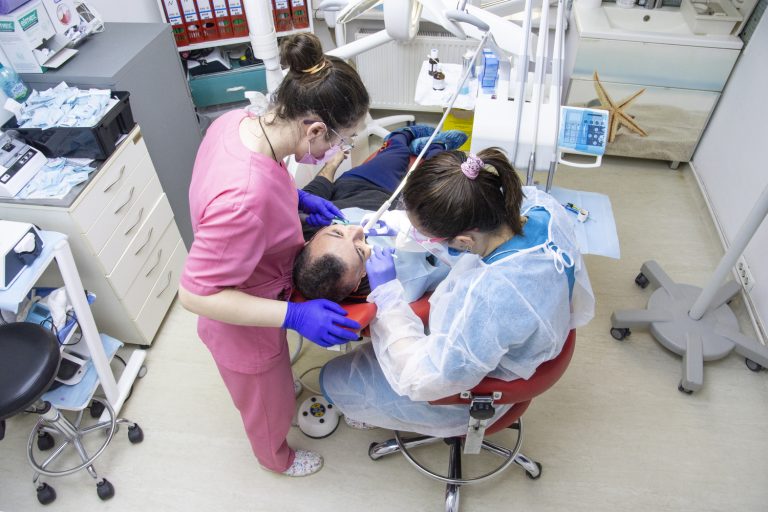 Fațete dentare: transformarea zâmbetului pas cu pas cris smile implant dentar (10)