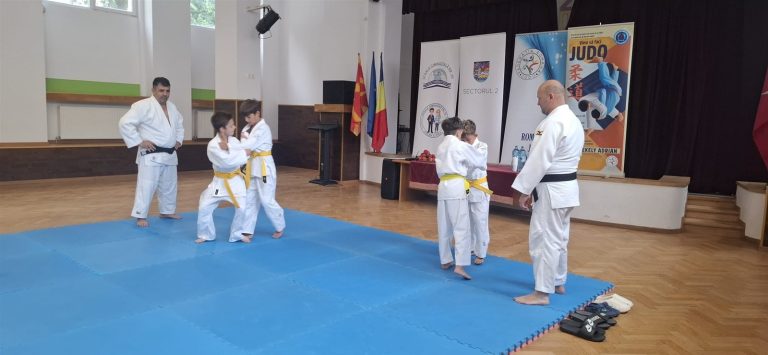 Ai schimbat domeniul, iar regulile s-au schimbat și ele. Ce faci? Demonstratie de judo pe tatami sustinuta de sportivii ACS Motiuashi Bucuresti