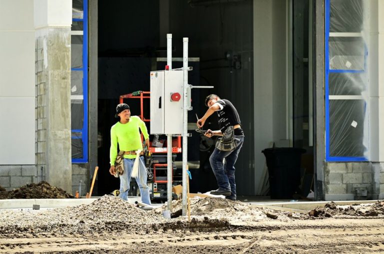 Ai greșit o măsurătoare și nu mai dormi? Ce poți face în seara aceea Inginer cu casca pe birou, privind pe fereastră spre un șantier la lăsarea serii