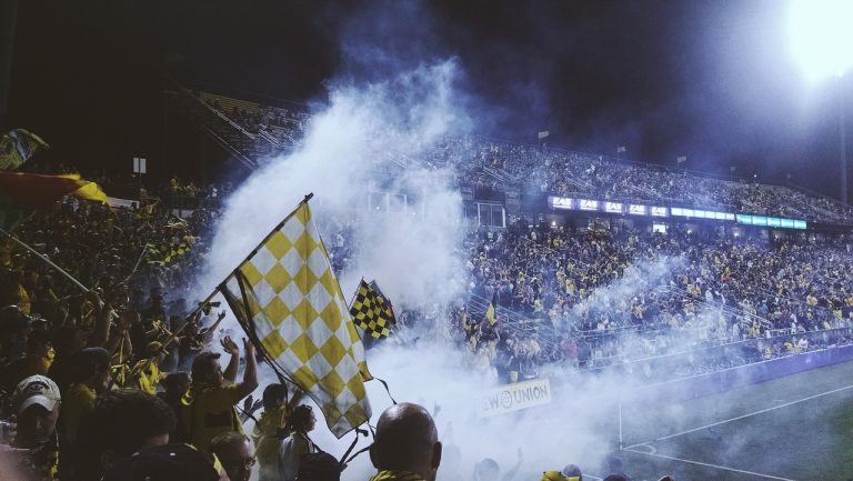 Ce se întâmplă cu un meci local după ce ajunge în grupul orașului Tribune goale ale unui stadion mic, într-o dimineață liniștită de toamnă