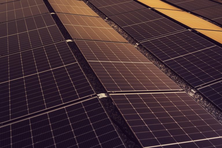Prima lună cu panouri solare, cu electricianul nostru aproape Electrician verificând panouri solare montate pe acoperișul unei case