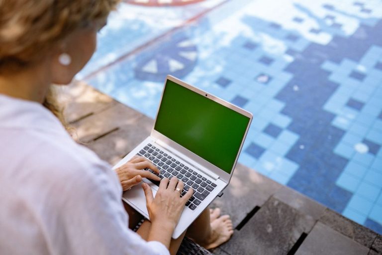 Voluntariat de acasă, cu laptopul pe masă: ce mănânci între apeluri Farfurie cu masa de prânz pusă lângă un laptop, pe o masă de bucătărie